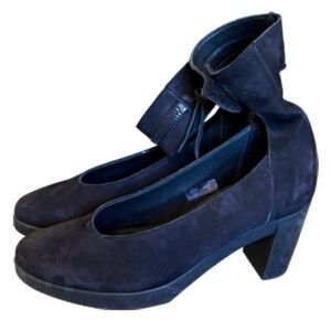 NEW Arche black velvet wedge size EUR 39 but fits more  like a 7.5 US.
(3)